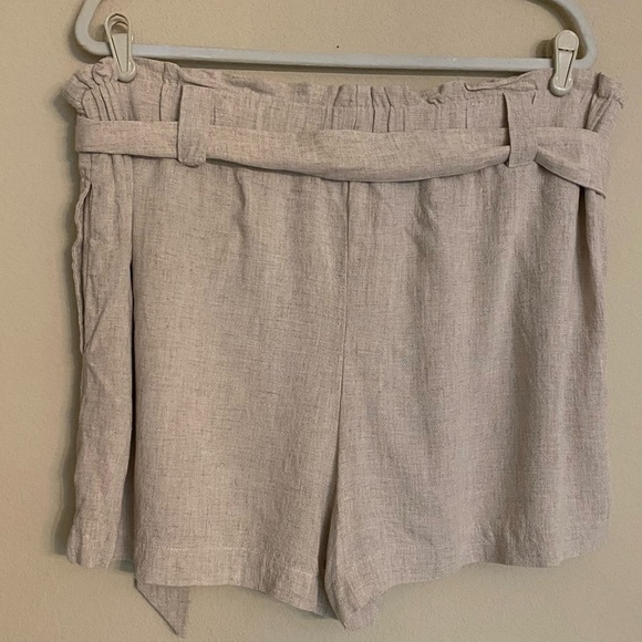 NEW LOOK Size 14 Tan Linen Paperbag Shorts Coconut Wood Buckle - Picture 8 of 15